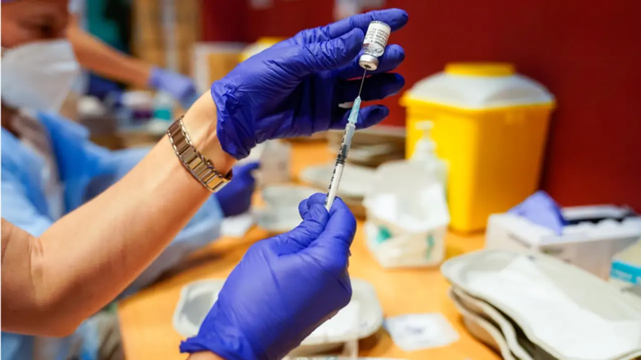  Un trabajador sanitario prepara la primera dosis de la vacuna de Pfizer-BioNTech contra el Covid-19, a 9 de junio de 2021, en el Hospital Severo Ochoa de Legan&eacute;s, Legan&eacute;s, Madrid, (Espa&ntilde;a). La Comunidad de Madrid comienza desde este mi&eacute;rcoles a vacunar a - A. P&eacute;rez Meca - Europa Press 