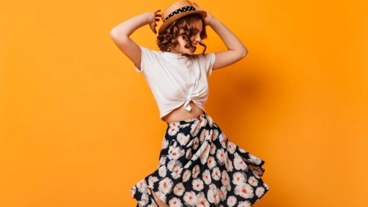  mujer-agraciada-falda-moda-bailando-manos-alto-foto-estudio-romantica-chica-rizada-divirtiendose-sobre-fondo-amarillo_197531-17485 