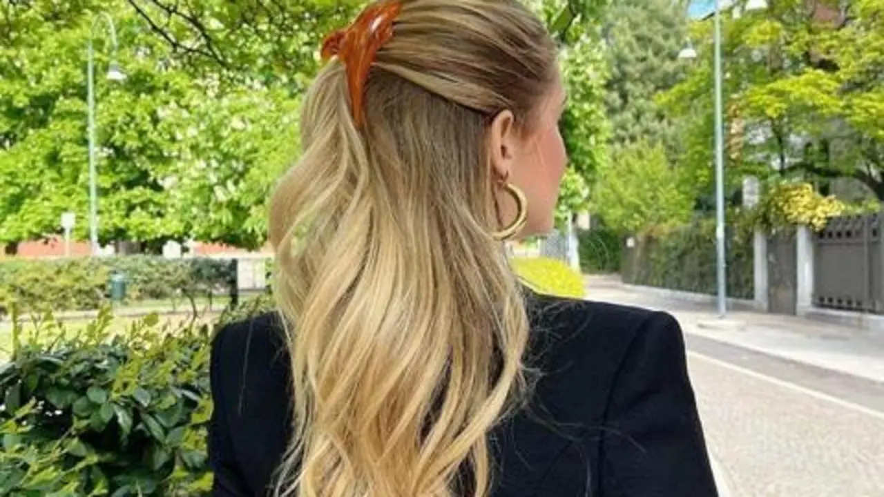 El look con pinza de pelo de la influencer italiana Chiara Ferragni - Instagram - @bloom_site