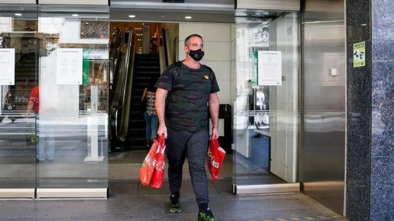  Un hombre sale con varias bolsas de un establecimiento de El Corte Ingl&eacute;s - A. P&eacute;rez Meca - Europa Press 