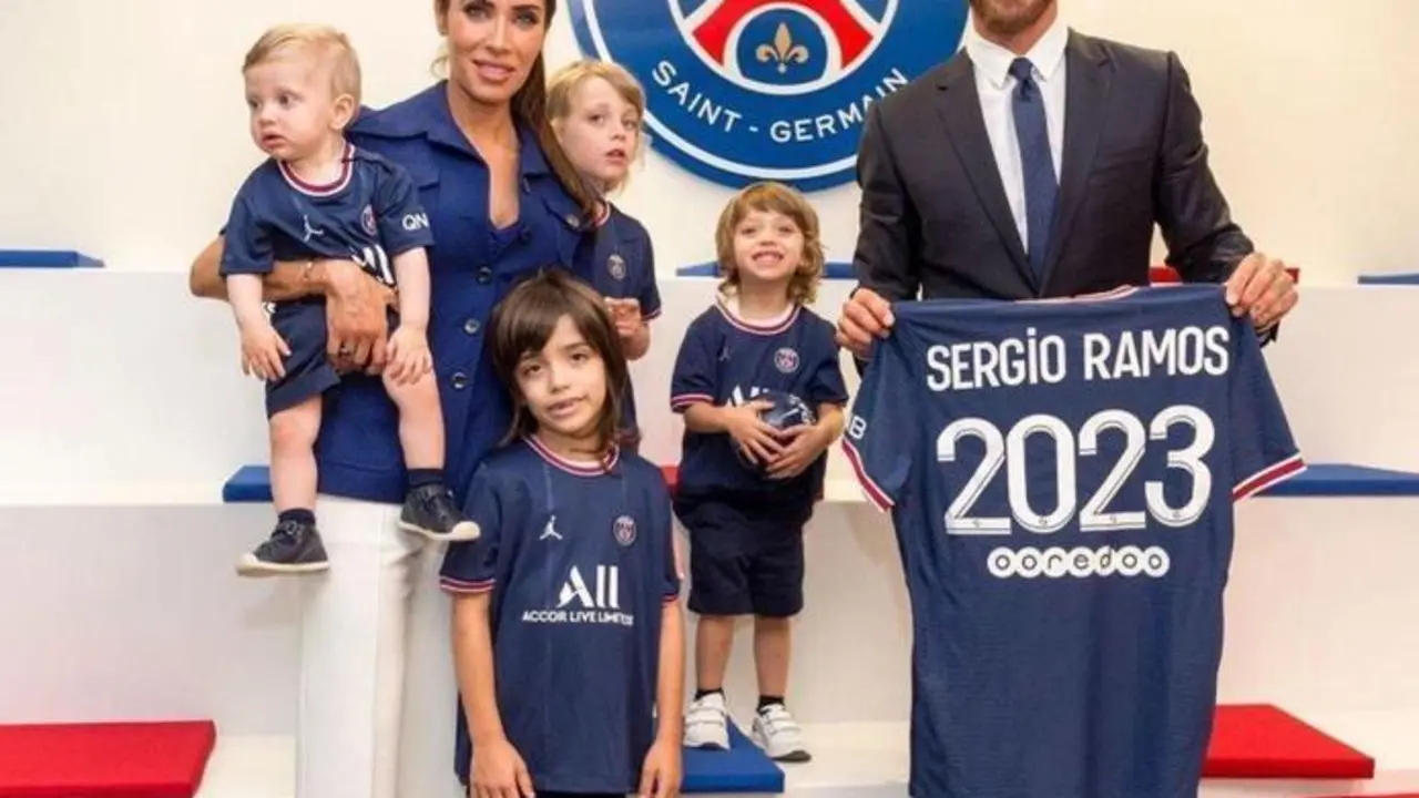 Sergio Ramos y Pilar Rubio junto a sus hijos en la firma del contrato en el PSG. Instagram 