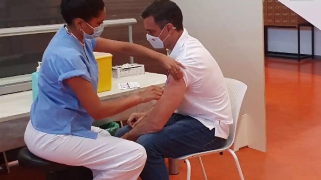  El presidente Pedro S&aacute;nchez recibe la segunda dosis de la vacuna contra la Covid. - MONCLOA 