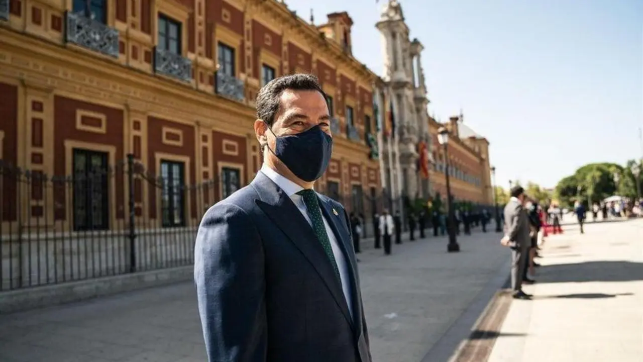  El presidente de la Junta de Andaluc&iacute;a, Juanma Moreno, ante el Palacio de San Telmo en una foto de archivo. - JUNTA DE ANDALUC&Iacute;A 