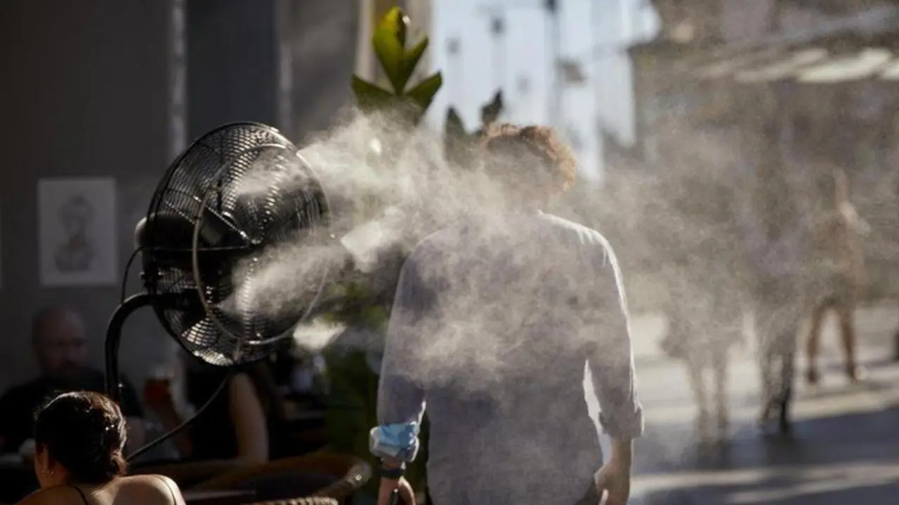  Un hombre camina al lado de un difusor de vapor de agua de un restaurante de la calle Alcal&aacute;, a 2 de julio de 2021, en Madrid, (Espa&ntilde;a). - Jes&uacute;s Hell&iacute;n - Europa Press 