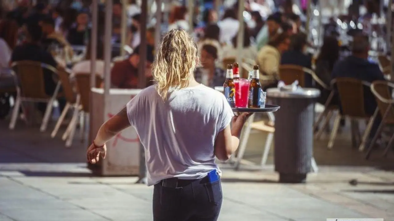  Camarera atendiendo en las terrazas de La Corredera. / Jos&eacute; Le&oacute;n. 