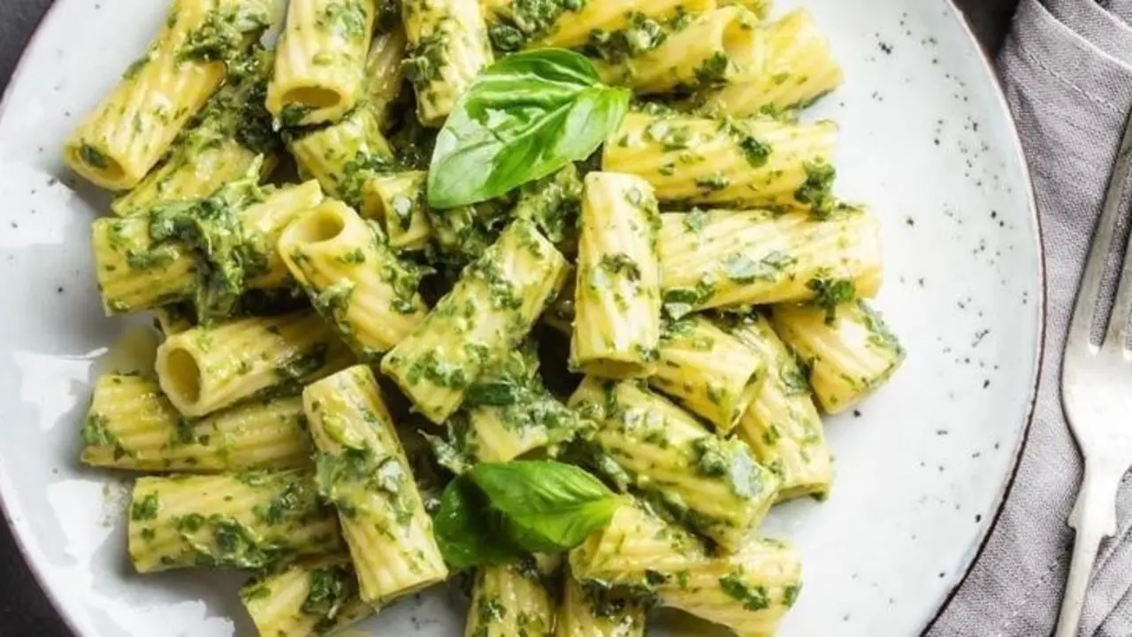 Pasta condimentada con pesto - Facebook - @Pastaheaven