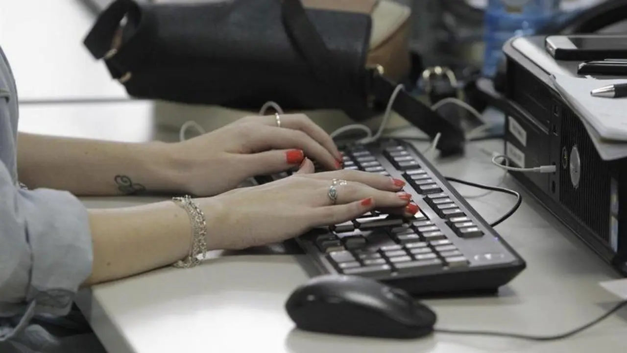  Trabajadora con un ordenador - EUROPA PRESS - Archivo 