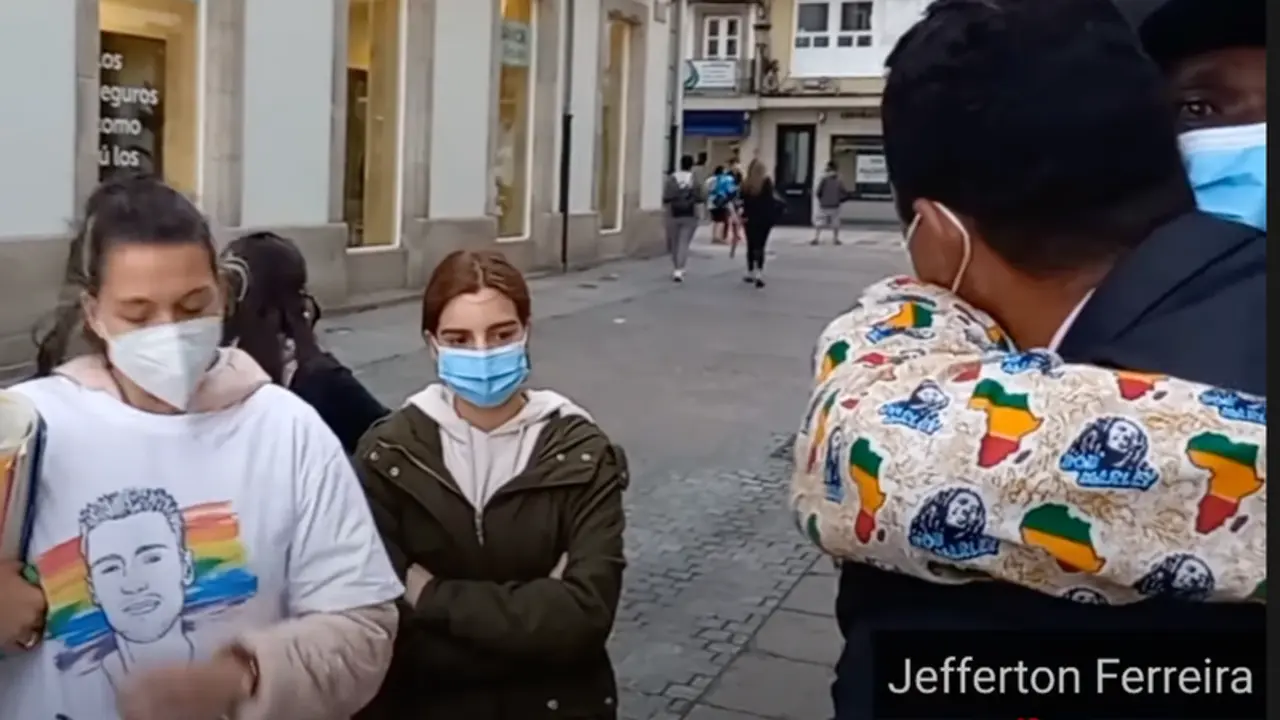  Abrazo del senegal&eacute;s y las amigas de Samuel 