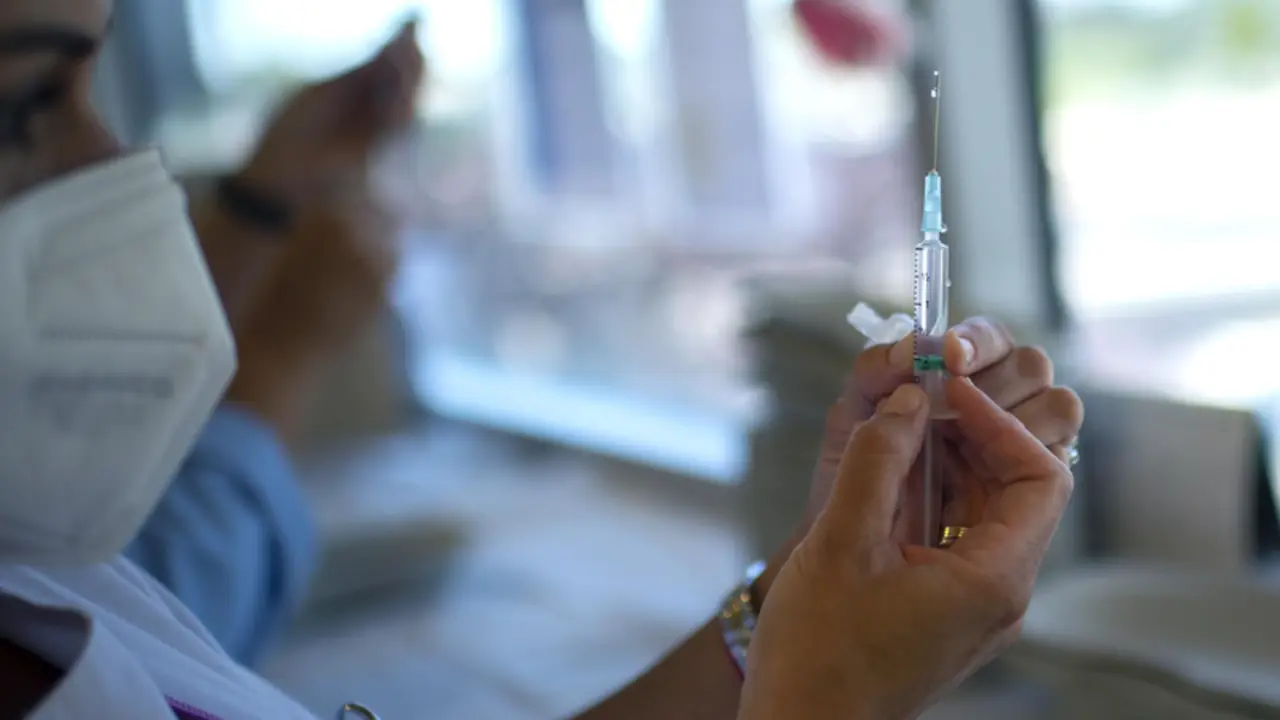  Espa&ntilde;a supera el 59% de poblaci&oacute;n con al menos una dosis tras inocular 1,1 millones este fin de semana 