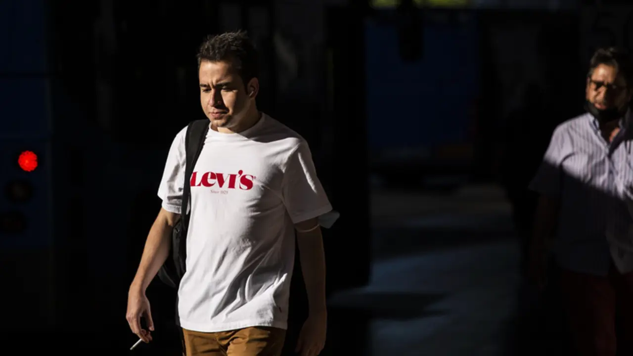  Un joven camina sin mascarilla en las inmediaciones del Intercambiador de Plaza de Castilla, a 28 de junio de 2021, en Madrid, (Espa&ntilde;a). - Alejandro Mart&iacute;nez V&eacute;lez - Europa Press 