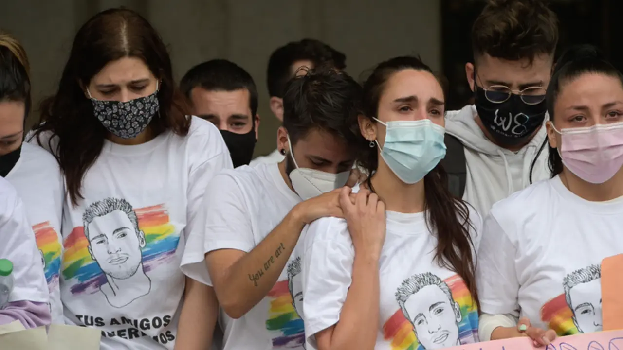  Los amigos de Samuel durante una manifestaci&oacute;n para condenar el asesinato del joven de 24 a&ntilde;os el pasado s&aacute;bado en A Coru&ntilde;a debido a una paliza, a 5 de julio de 2021, en A Coru&ntilde;a - M. Dylan - Europa Press 