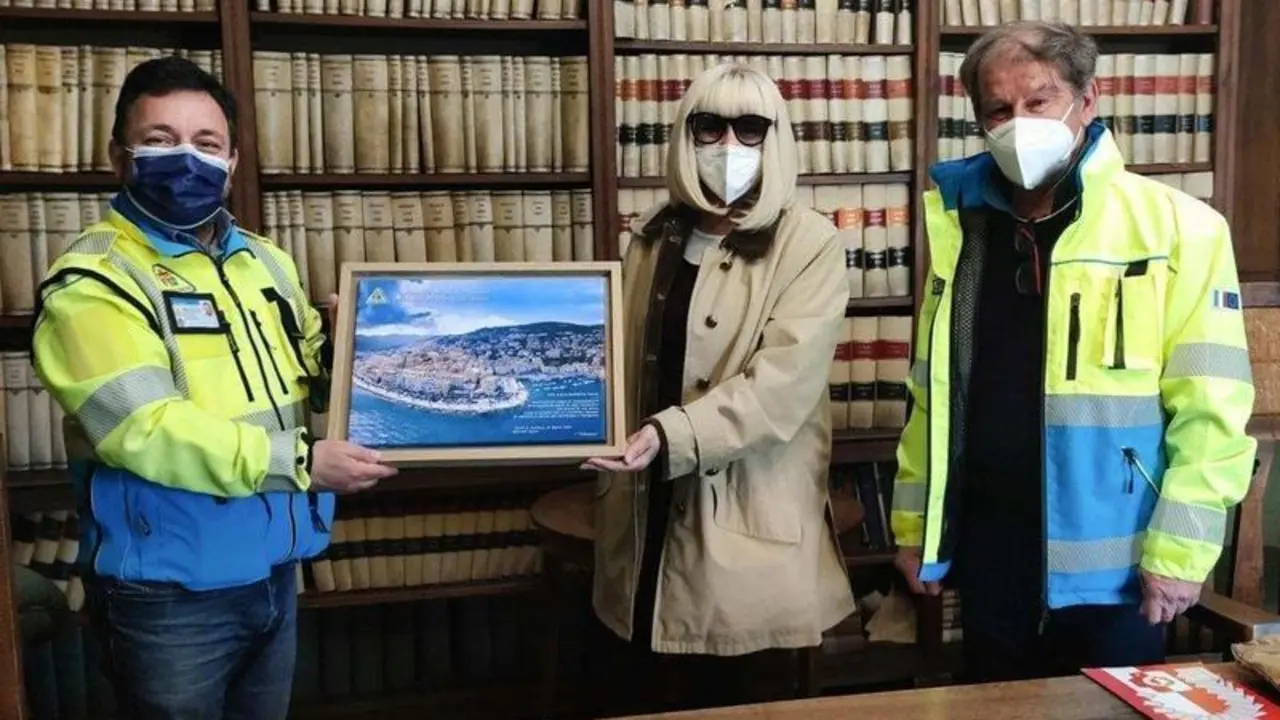  &Uacute;ltima donaci&oacute;n de Raffaella Carr&agrave; 