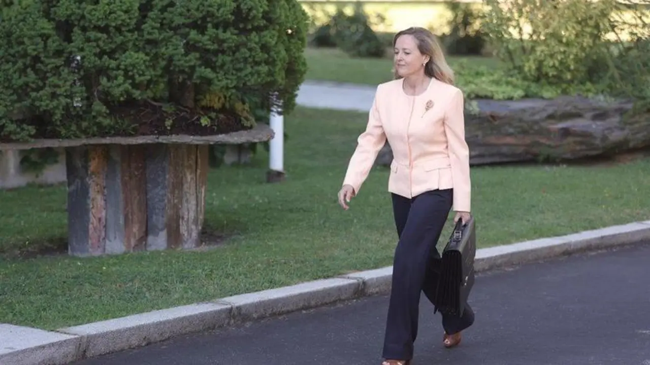  La vicepresidenta primera del Gobierno y ministra de Asuntos Econ&oacute;micos, Nadia Calvi&ntilde;o, llega al Palacio de la Moncloa para participar en el primer Consejo de Ministros tras la remodelaci&oacute;n del Gobierno, a 13 de julio de 2021, en Madrid (Espa&ntilde;a). - Eduardo Parra - Europa Press 
