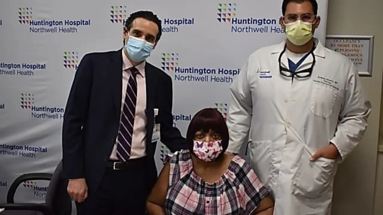  Alisa White en la rueda de prensa del Huntington Hospital junto a personal sanitario - Cr&eacute;ditos: Northwell Health Huntington Hospital 