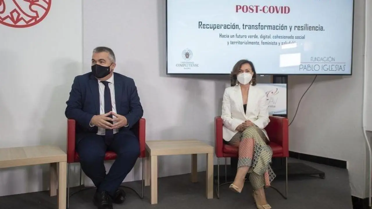  La exvicepresidenta primera y exministra de la Presidencia, Relaciones con las Cortes y Memoria Democr&aacute;tica, Carmen Calvo y el secretario de Organizaci&oacute;n del PSOE y presidente de la fundaci&oacute;n Pablo Iglesias, Santos Cerd&aacute;n, inauguran el curso organizado po - Alberto Ortega - Europa Press 