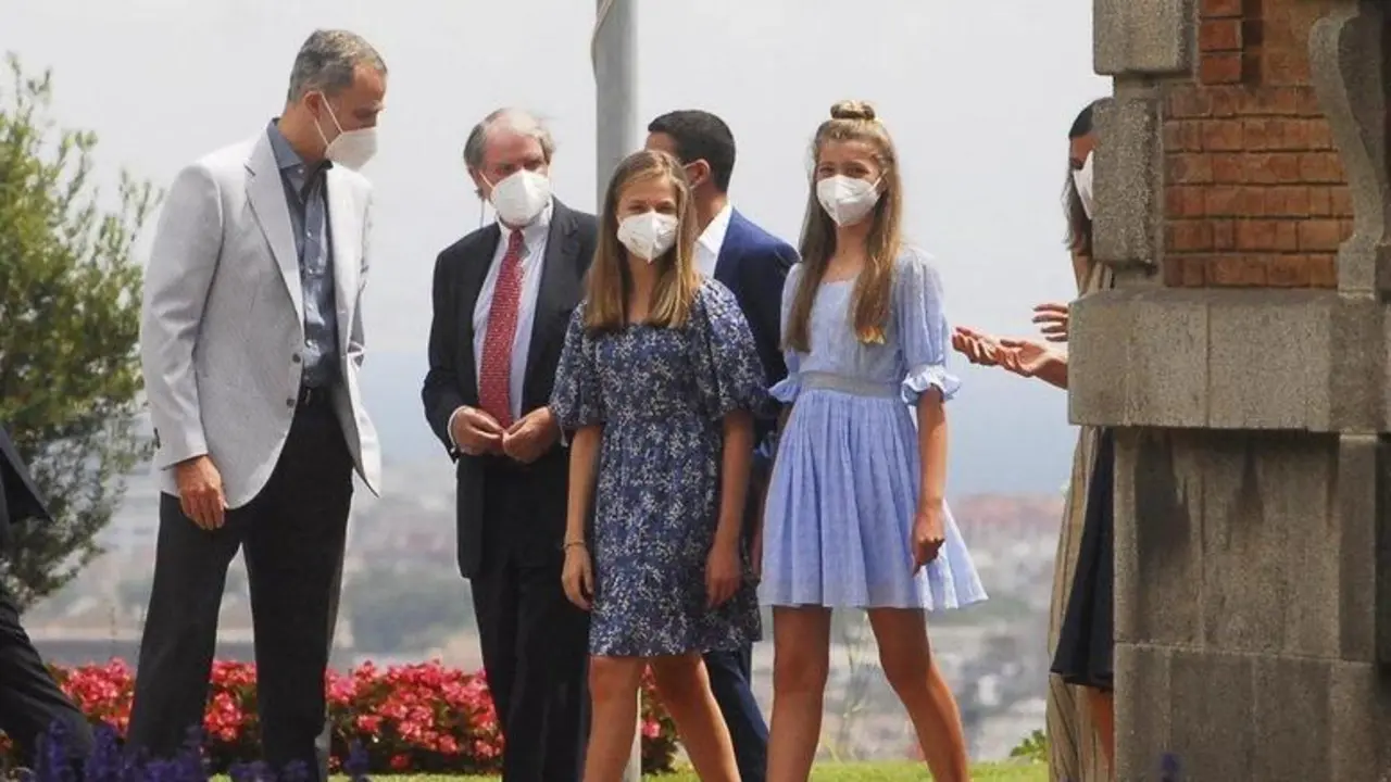  El Rey Felipe VI, la princesa de Asturias y de Girona, Leonor y la Infanta Sof&iacute;a, a su llegada al encuentro con los premiados de la Fundaci&oacute;n Princesa de Girona. EUROPA PRESS 