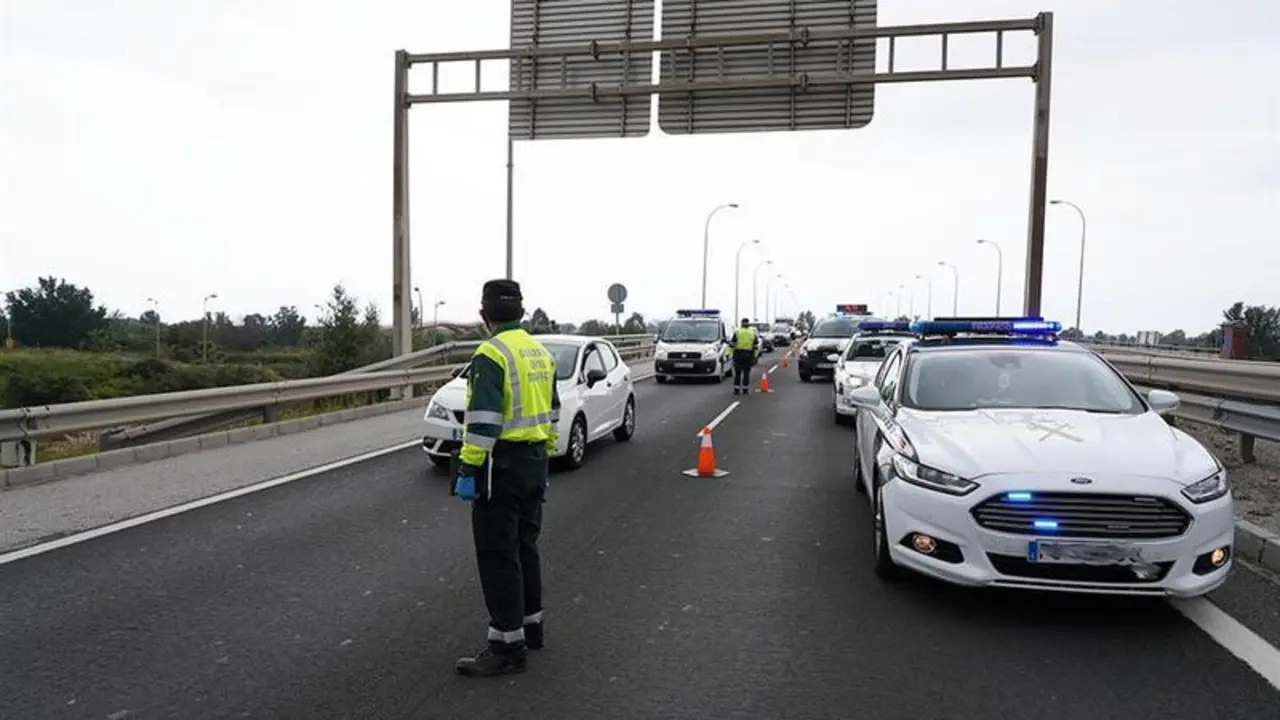  Agente de la Guardia Civil de Tr&aacute;fico. ampliar imagen
Agente de la Guardia Civil de Tr&aacute;fico.

Emergencias 112 Andaluc&iacute;a gestion&oacute; un total de 32.059 accidentes de tr&aacute;fico durante el pasado a&ntilde;o 2020, cifra que supone un 24% menos que los incidentes de este tipo gestionados en 2019, cuando se atendieron 42.221 siniestros viales en la regi&oacute;n andaluza, seg&uacute;n informa el servicio adscrito a la Consejer&iacute;a de la Presidencia, Administraci&oacute;n P&uacute;blica e Interior de la Junta. Este descenso en el n&uacute;mero de accidentes en carretera se debi&oacute; principalmente a las restricciones de movilidad establecidas a ra&iacute;z del estado de alarma declarado con motivo de la pandemia del Covid-19 y que limitaron dr&aacute;sticamente el n&uacute;mero de desplazamientos por carretera.

En el recuento por provincias, Sevilla fue la que concentr&oacute; un mayor n&uacute;mero de accidentes de tr&aacute;fico durante el pasado a&ntilde;o, con un total de 7.628, seguida de M&aacute;laga con 7.163, C&aacute;diz (4.071) y Granada (3.899). En el otro extremo, con un menor n&uacute;mero de sucesos en la red de carreteras de nuestra regi&oacute;n, se encuentran Almer&iacute;a (3.477), C&oacute;rdoba (2.125), Huelva (1.899) y Ja&eacute;n (1.791).

Los meses estivales, coincidiendo con los desplazamientos vacacionales, acumularon un mayor n&uacute;mero de accidentes circulatorios durante el pasado a&ntilde;o: agosto (3.627) y julio (3.338), fueron los meses con un mayor n&uacute;mero de accidentes de tr&aacute;fico, con cifras muy similares a las del verano de 2020. En tercer lugar se sit&uacute;a diciembre con 3.281 siniestros (472 menos que en el mismo mes del a&ntilde;o 2019), debido a las vacaciones navide&ntilde;as.

Por otra parte, en los seis primeros meses de este 2021 han sido 17.545 los casos atendidos por el centro de emergencias en las carreteras andaluzas, un 34% m&aacute;s de siniestros que en el primer semestre de 2020, cuando se gestionaron en el 112 Andaluc&iacute;a 13.087 accidentes de circulaci&oacute;n. La cifra de estos primeros meses de 2021 es consecuencia de la flexibilizaci&oacute;n de las medidas de movilidad y el consiguiente aumento de los desplazamientos viales de los andaluces.

Entre enero y junio de 2021 ha sido mayo el mes que ha concentrado un mayor n&uacute;mero de accidentes en las v&iacute;as andaluzas, con un total de 3.521 incidentes. En estos seis primeros meses del a&ntilde;o, Sevilla ha sido la provincia con m&aacute;s casos (4.503), seguida de M&aacute;laga (3.924), C&aacute;diz (2.166) y Granada (2.035).

Recomendaciones a la poblaci&oacute;n

Desde el servicio Emergencias 112 Andaluc&iacute;a se facilita a la poblaci&oacute;n una serie de medidas de autoprotecci&oacute;n para una conducci&oacute;n segura con motivo de los desplazamientos que se realicen durante los meses de verano.

Antes de emprender un viaje es fundamental hacer una revisi&oacute;n en profundidad al veh&iacute;culo; se deben comprobar los neum&aacute;ticos (presi&oacute;n y profundidad del dibujo), los filtros del aire, las luces y el aire acondicionado, y mirar los niveles de aceite, l&iacute;quido de frenos, refrigerante,....

No se debe conducir si se est&aacute; fatigado o no se ha podido descansar, la fatiga puede ocasionar p&eacute;rdida de concentraci&oacute;n y, con ello, un accidente. Hay que hidratarse bien, beber agua o bebidas con az&uacute;car antes de viajar, adem&aacute;s tener precauci&oacute;n con los f&aacute;rmacos que se toman antes de conducir, ya que muchos inducen al sue&ntilde;o.

Antes de emprender la marcha, se debe consultar la previsi&oacute;n meteorol&oacute;gica, evitar las horas de m&aacute;s calor y la noche. No es recomendable hacer comidas copiosas cuando se va a hacer un viaje y, bajo ning&uacute;n concepto, consumir alcohol o drogas.

Es muy aconsejable planificar la ruta antes de dar comienzo al viaje y escoger desv&iacute;os alternativos para evitar retenciones. No hay que olvidar llevar toda la documentaci&oacute;n en regla (seguro, permiso de conducci&oacute;n, ...), los tri&aacute;ngulos de posici&oacute;n y el chaleco reflectante.

El equipaje debe ir al completo en el maletero o en el portaequipajes, no se debe llevar maletas, paquetes u objetos sueltos en la parte trasera del veh&iacute;culo, ya que, en caso de accidente, pueden causar da&ntilde;os a los ocupantes del coche y al propio veh&iacute;culo.

Si se sufre o se presencia un accidente de circulaci&oacute;n es fundamental seguir la conducta PAS: Proteger, Alertar y Socorrer, teniendo siempre en cuenta que debemos actuar de forma acorde a nuestros conocimientos para no causar m&aacute;s da&ntilde;os a los heridos. Para 'Proteger' la zona del siniestro y a los posibles afectados, se intentar&aacute; detener el veh&iacute;culo fuera de la calzada y se&ntilde;alizarlo con los tri&aacute;ngulos de emergencia a una distancia m&iacute;nima de 50 metros, de manera que sean visibles, al menos, desde 100 metros. Se encender&aacute;n las luces de emergencia y se apagar&aacute; el motor, hay que ponerse el chaleco reflectante y no fumar.

A continuaci&oacute;n, es necesario 'Alertar' a los servicios de emergencia a trav&eacute;s del tel&eacute;fono 112, facilitando con calma al gestor telef&oacute;nico el lugar donde se ha producido el accidente de la manera m&aacute;s exacta posible (matr&iacute;cula de la carretera, kil&oacute;metro y sentido de la circulaci&oacute;n), y precisando si se han producido heridos y cu&aacute;ntos, as&iacute; como el estado de los mismos.

Todo conductor est&aacute; obligado a 'Socorrer' en estos casos, pero siempre en la medida de nuestras posibilidades y conocimientos y sin arriesgar su propia integridad f&iacute;sica. Adem&aacute;s, si ya hay m&aacute;s ciudadanos ayudando a las v&iacute;ctimas es mejor no hacerlo para evitar la confusi&oacute;n y posible entorpecimiento.

En caso de accidente de tr&aacute;fico, siempre se puede llamar al Tel&eacute;fono de Emergencias 1-1-2, que es un servicio p&uacute;blico, gratuito y multiling&uuml;e, disponible las 24 horas los 365 d&iacute;as del a&ntilde;o.

Cabe recordar que la llamada al 112 tambi&eacute;n puede recibirse a trav&eacute;s del sistema eCall (Emergency-Call). Se trata de una herramienta que lleva el propio veh&iacute;culo y que realiza la llamada al Tel&eacute;fono &Uacute;nico de Emergencias de forma autom&aacute;tica, inmediata y gratuita cuando se produce un accidente de tr&aacute;fico grave. El sistema eCall tambi&eacute;n puede activarse de forma manual accionando un bot&oacute;n. Todos los turismos y furgonetas de nueva homologaci&oacute;n est&aacute;n obligados a llevarlo desde el 31 de marzo de 2018. 