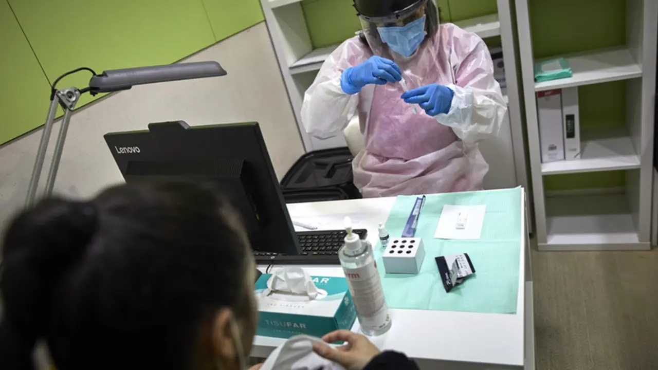  Archivo - Una farmac&eacute;utica prepara un test de ant&iacute;genos para realiz&aacute;rselo a una mujer en la Farmacia Las Gemelas en Madrid (Espa&ntilde;a), a 11 de febrero de 2021. - Jes&uacute;s Hell&iacute;n - Europa Press - Archivo 