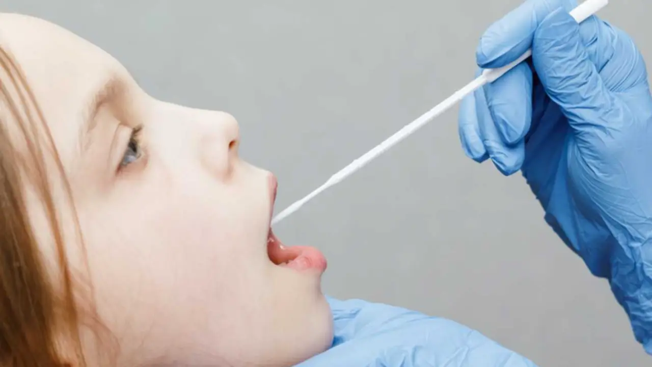  Ni&ntilde;a someti&eacute;ndose a la PCR 