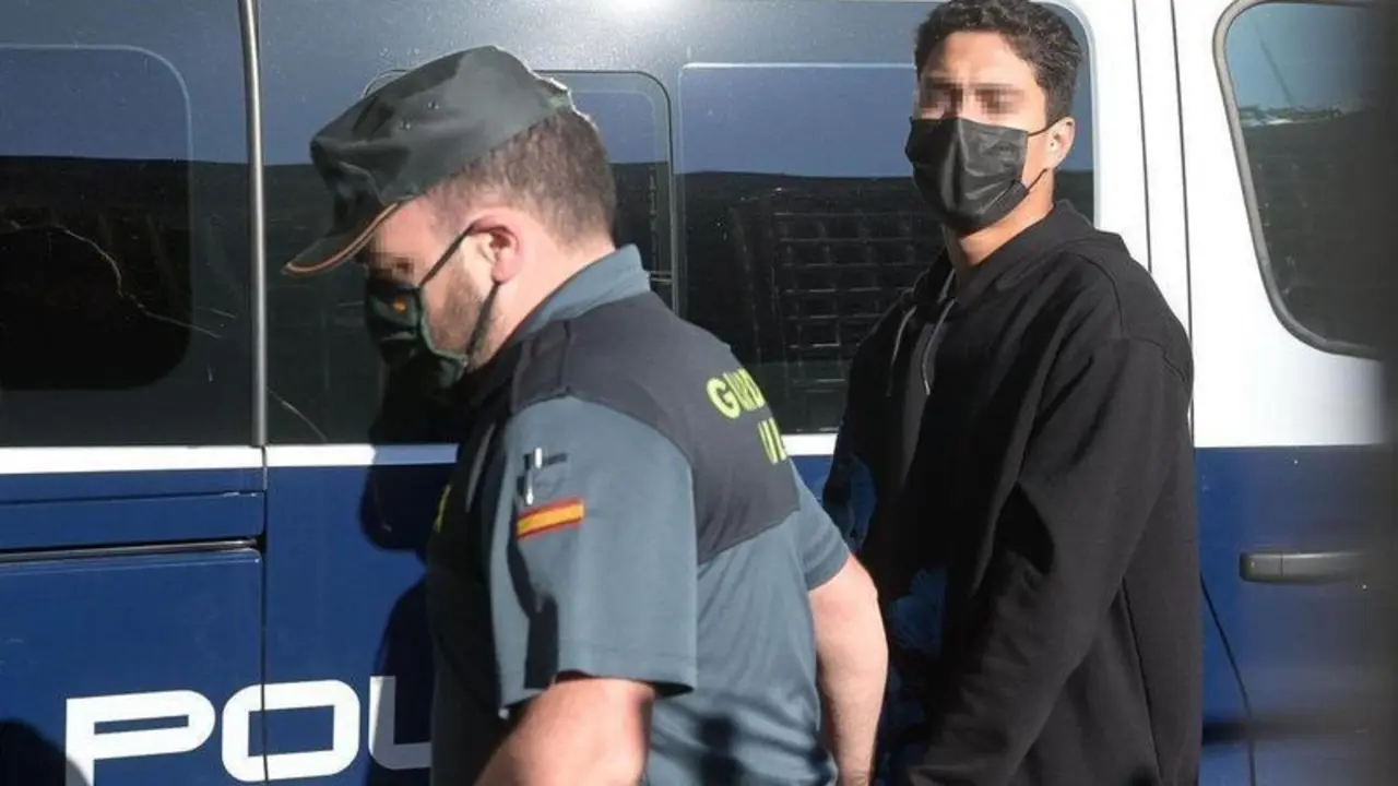  Uno de los investigados por la muerte de Samuel Luiz acude, esposado y acompa&ntilde;ado de un agente de la Polic&iacute;a Nacional, al Juzgado de Instrucci&oacute;n n&uacute;mero 8 de A Coru&ntilde;a, a 16 de julio de 2021. - M. Dylan - Europa Press 