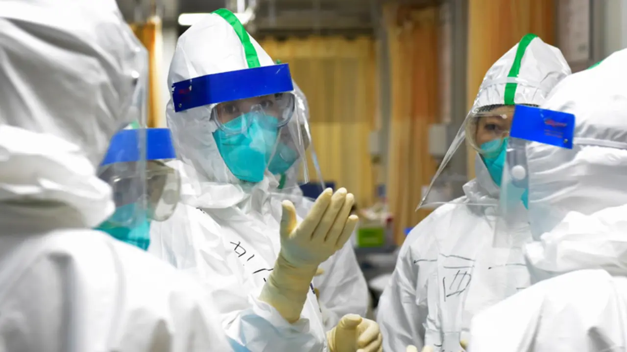  Archivo - Una enfermera de la unidad de cuidados intensivos explica a sus compa&ntilde;eros de equipo las medidas de seguridad a seguir contra el coronavirus, en China, a 1 de febrero de 2020. - Xinhua - Archivo 