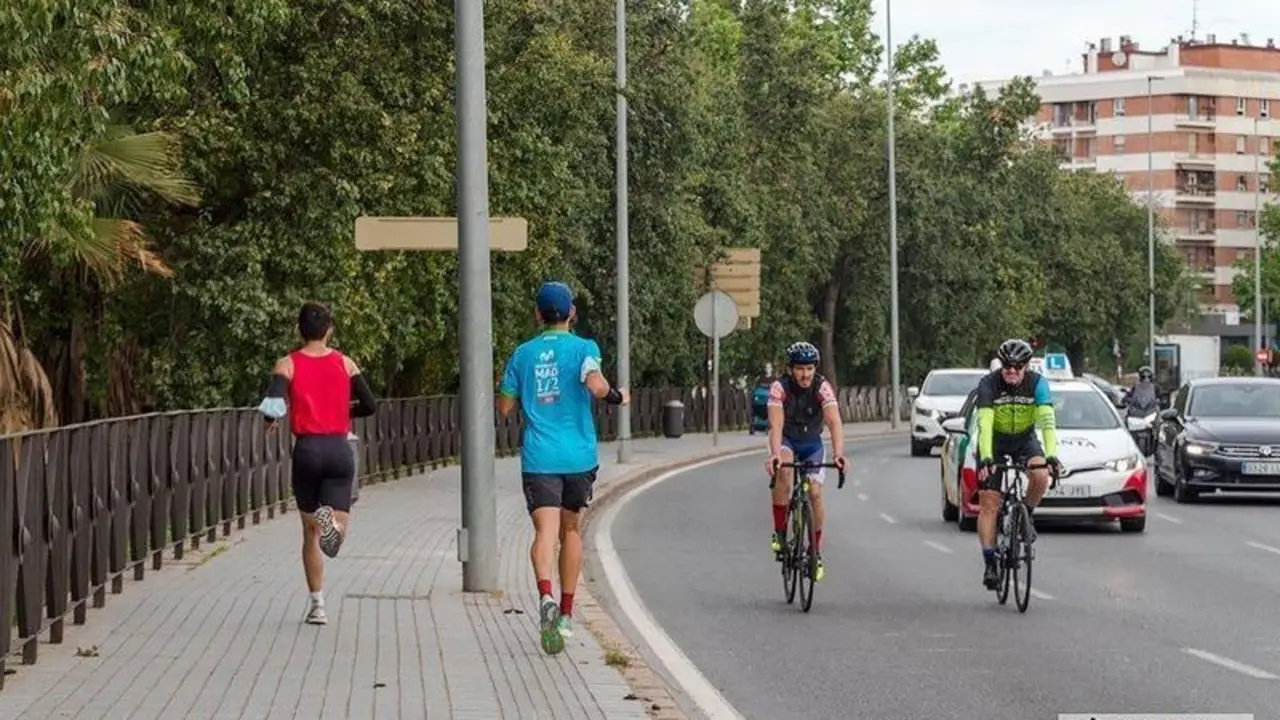  Gente haciendo deporte en Avenida del Corregidor / PIlar Gázquez. 