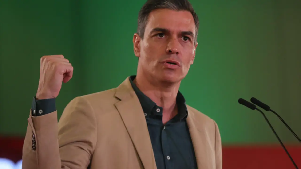  El secretario general del PSOE y presidente del Gobierno, Pedro S&aacute;nchez , durante su intervenci&oacute;n en un acto de partido en el Hotel Barcel&oacute; Renacimiento, a 17 de julio de 2021 en Sevilla (Andaluc&iacute;a, Espa&ntilde;a). - Mar&iacute;a Jos&eacute; L&oacute;pez - Europa Press 