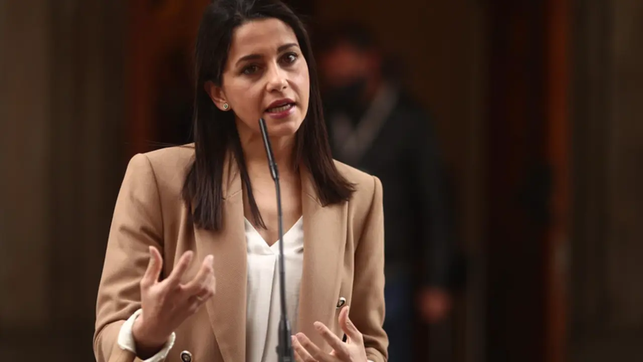  La l&iacute;der de Cs, In&eacute;s Arrimadas, interviene en una rueda de prensa al mismo tiempo que se celebra una sesi&oacute;n de control al Gobierno Central, a 21 de abril de 2021, en el Congreso de los Diputados, Madrid, (Espa&ntilde;a). - EUROPA PRESS/E. Parra. POOL - Europa Press 