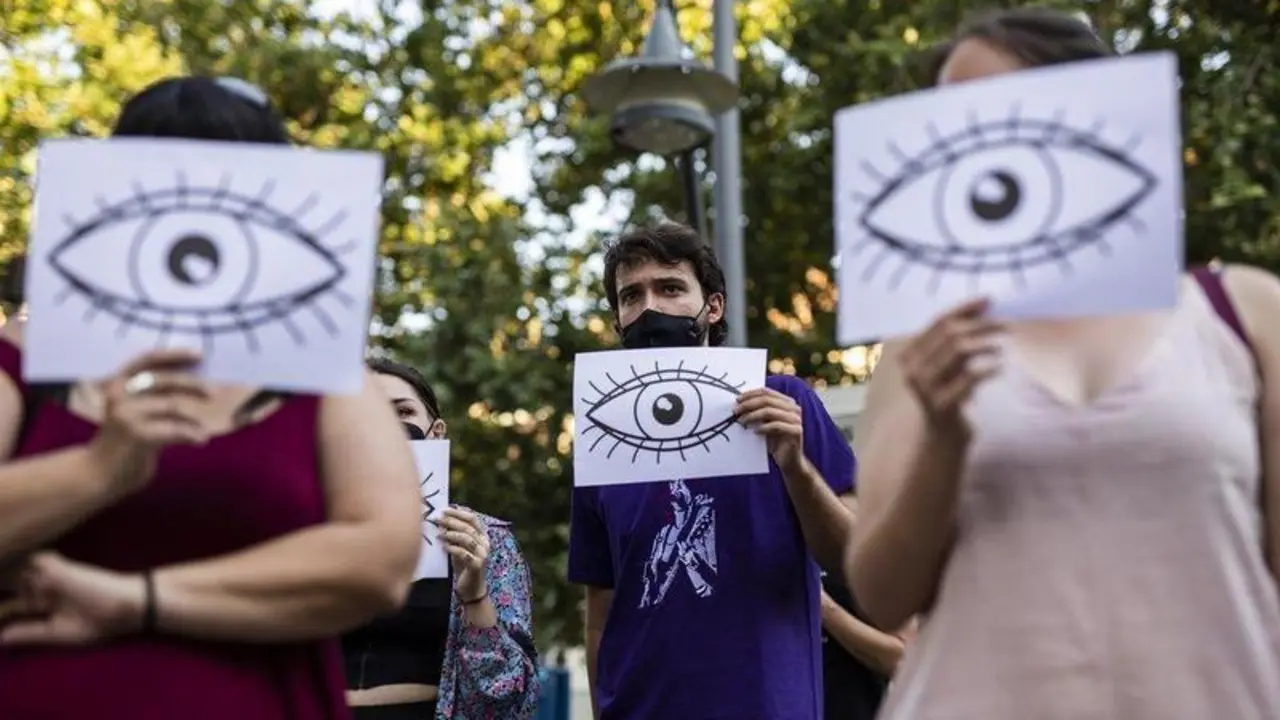  Varias personas durante una concentraci&oacute;n en apoyo a las personas migrantes, organizada por las asociaciones No Name Kitchen y Maakun, en la Plaza de Tirso de Molina, a 17 de julio de 2021, en Madrid (Espa&ntilde;a). Esta es una de las concentraciones que han co - Alejandro Mart&iacute;nez V&eacute;lez - Europa Press 
