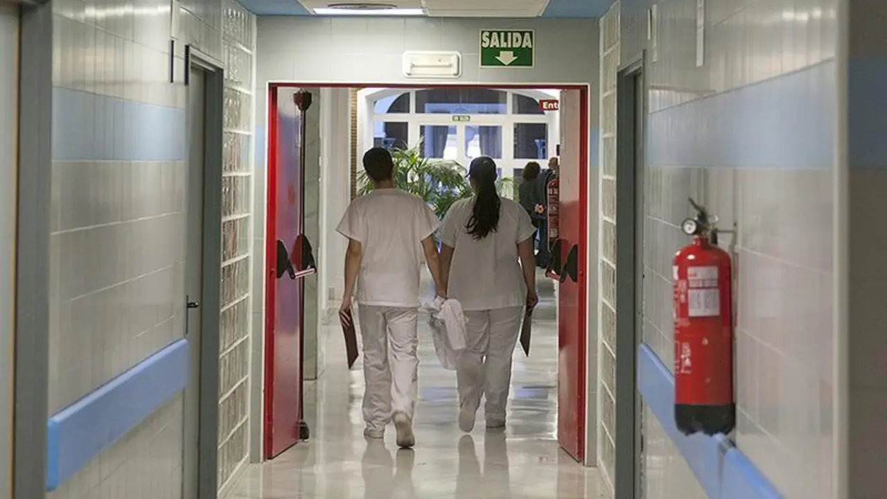  Una pareja de profesionales camina por el pasillo de un &aacute;rea hospitalaria de Salud Mental. 