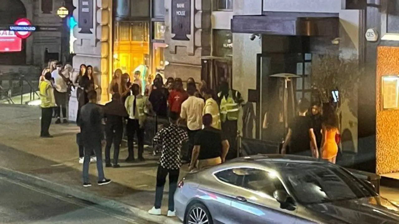  Colas para entrar en una discoteca de Londres. Twitter. 