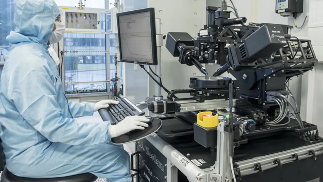  Estudiante utilizando el equipo de investigaci&oacute;n en F&iacute;sica y Astronom&iacute;a de la Universidad de Southampton, Reino Unido - Twtitter - @AstroPhysSoton 