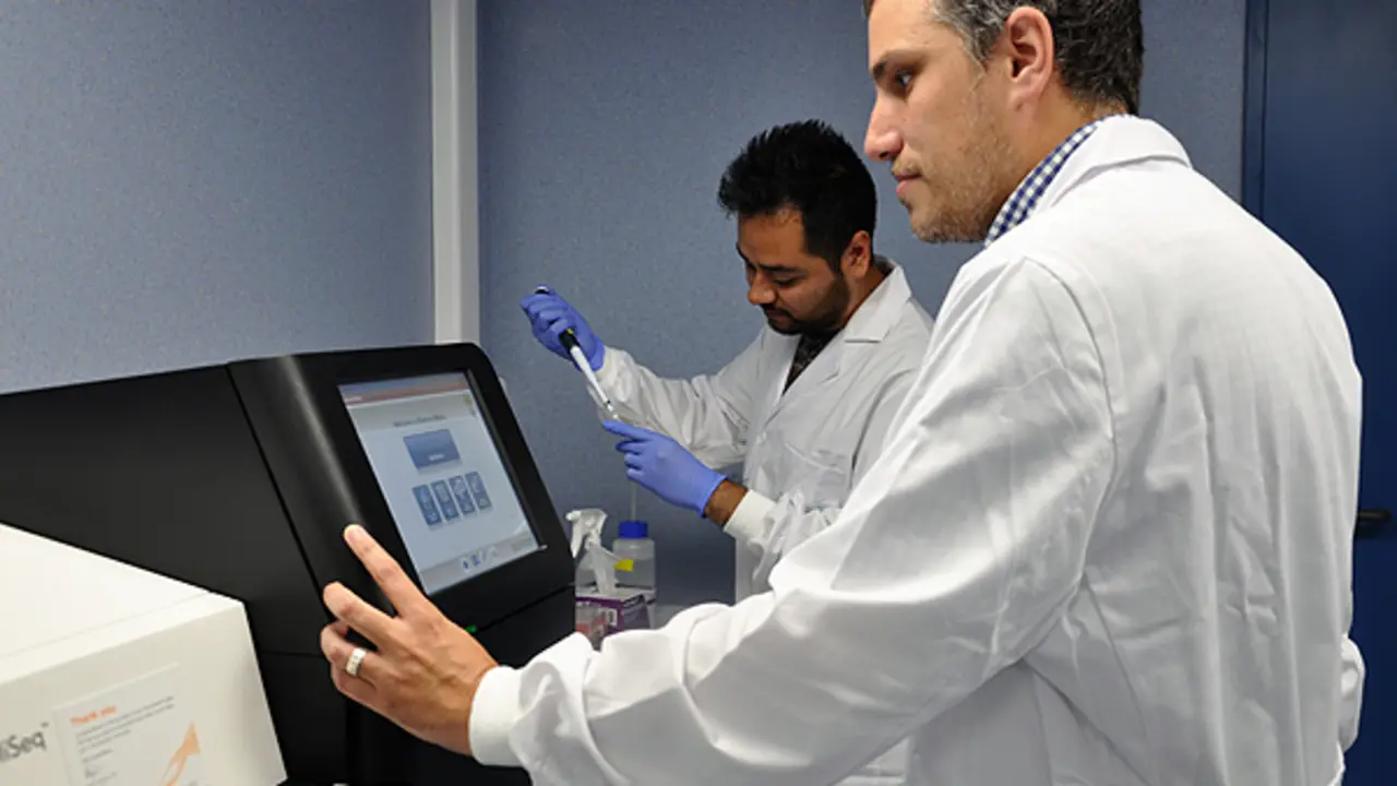  600-doctor.-Iñaki-Comas-y-el-doctorando-Irving-Cancino-Muñoz 