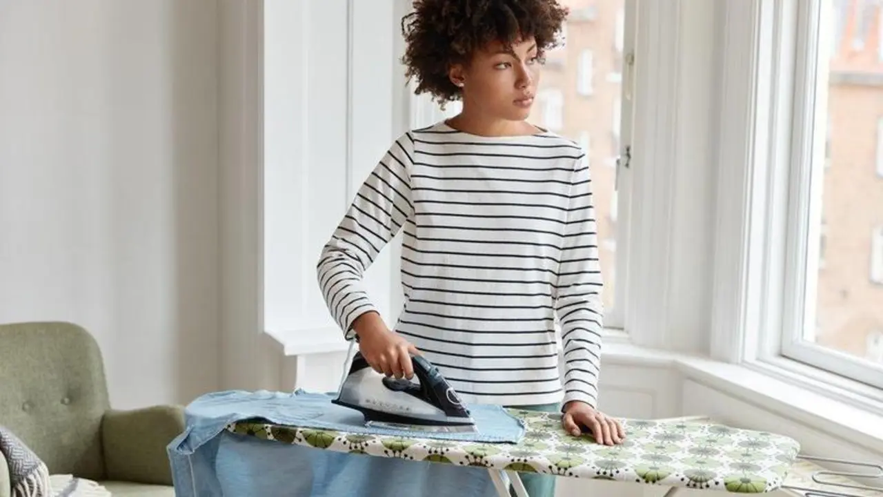 Mujer planchando. Foto por wayhomestudio para  www.freepik.com