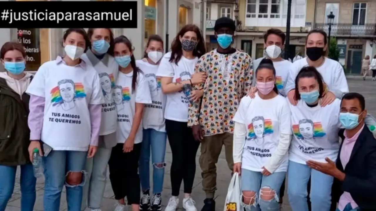  Amigas de Samuel Luiz con Ibrahima Shakur, qui&eacute;n intent&oacute; salvar la vida del joven gallego - Twitter - @prazapublica 