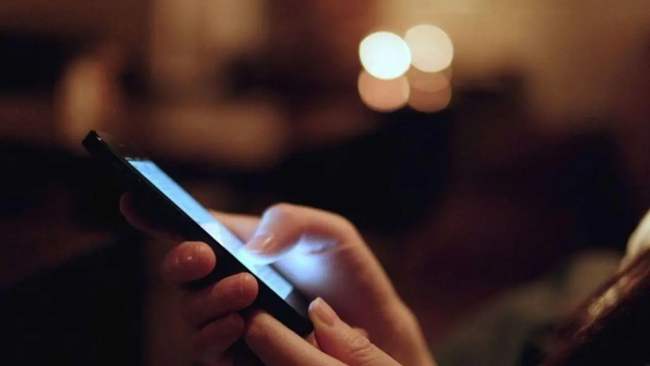  Two Women Go Blind After Looking at Their Smartphones in Bed 