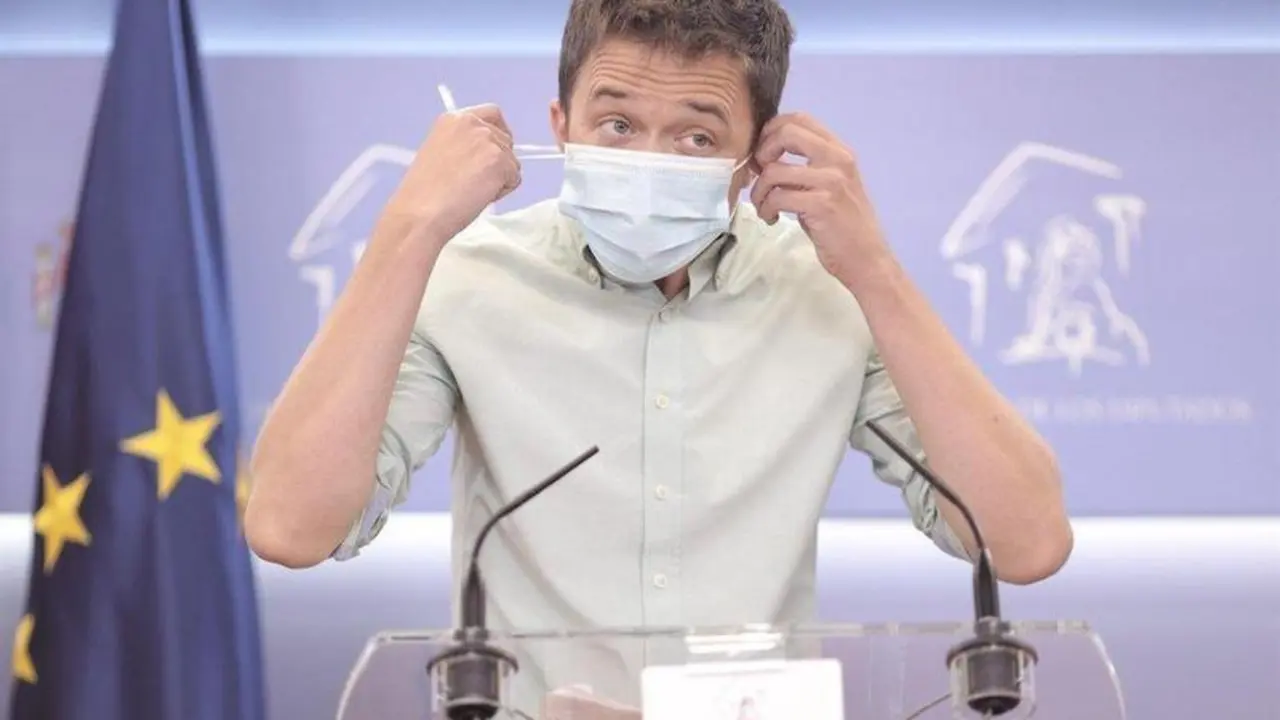  El l&iacute;der de M&aacute;s Pa&iacute;s, &Iacute;&ntilde;igo Errej&oacute;n, se quita la mascarilla para intervenir en una rueda de prensa. - EUROPA PRESS/E. Parra. POOL - Europa Press 