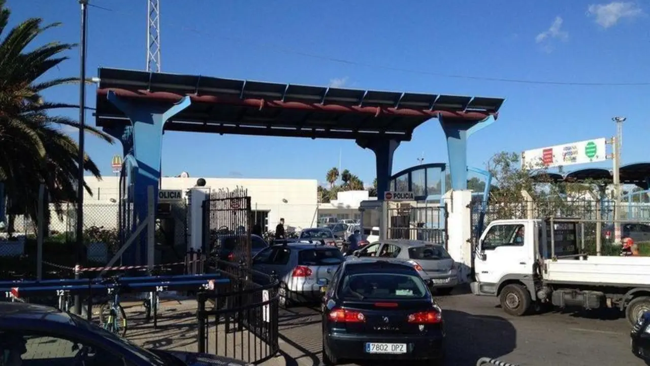  Colas de veh&iacute;culos al cruzar la verja de Gibraltar - EUROPA PRESS - Archivo 