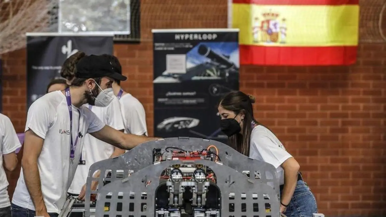  Varios estudiantes durante un encuentro en la European Hyperloop Week (EHW), en el Pabell&oacute;n de Deportes de la Universitat Polit&egrave;cnica de Val&egrave;ncia (UPV), en Val&egrave;ncia. - Rober Solsona - Europa Press 