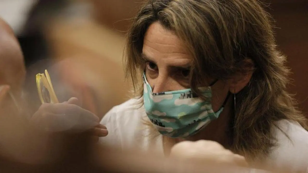  La vicepresidenta cuarta y ministra para la Transici&oacute;n Ecol&oacute;gica y el Reto Demogr&aacute;fico, Teresa Ribera, conversa en una sesi&oacute;n de control al Gobierno en el Congreso - EUROPA PRESS/E. Parra. POOL - Europa Press 