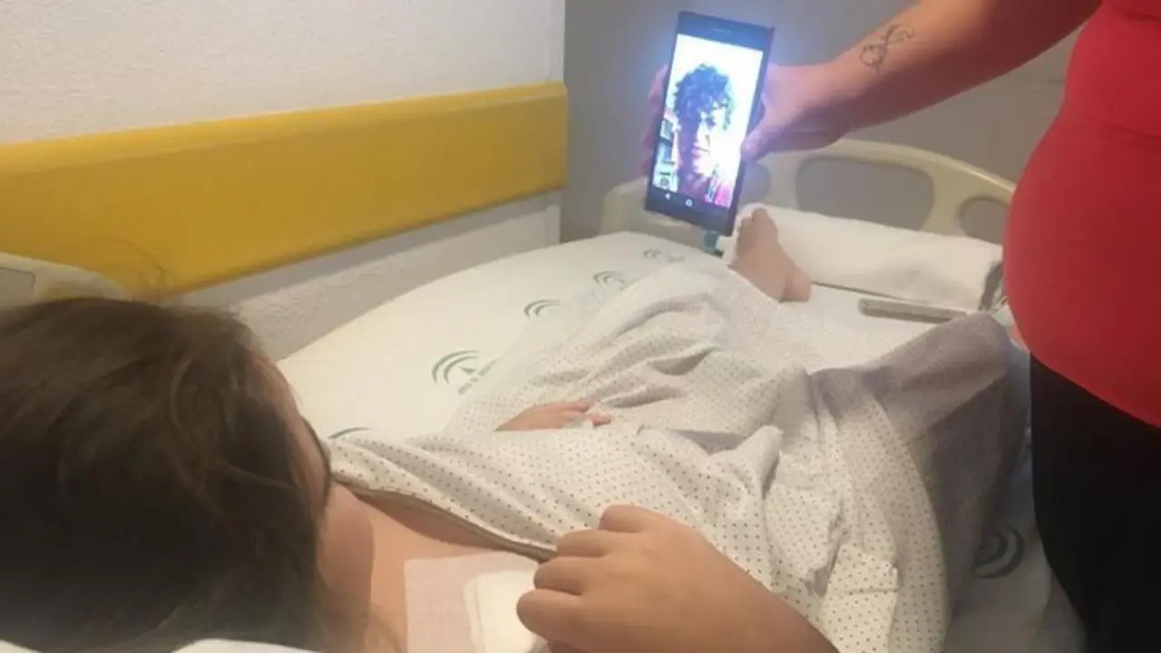  Ni&ntilde;a hospitalizada jugando mediante videollamada con una de las Doctoras Sonrisas 