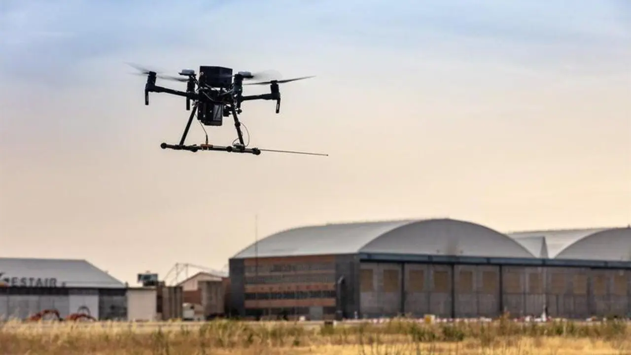  Enaire realiza pruebas de verificaci&oacute;n con un dron en Barajas-EUROPA PRESS 