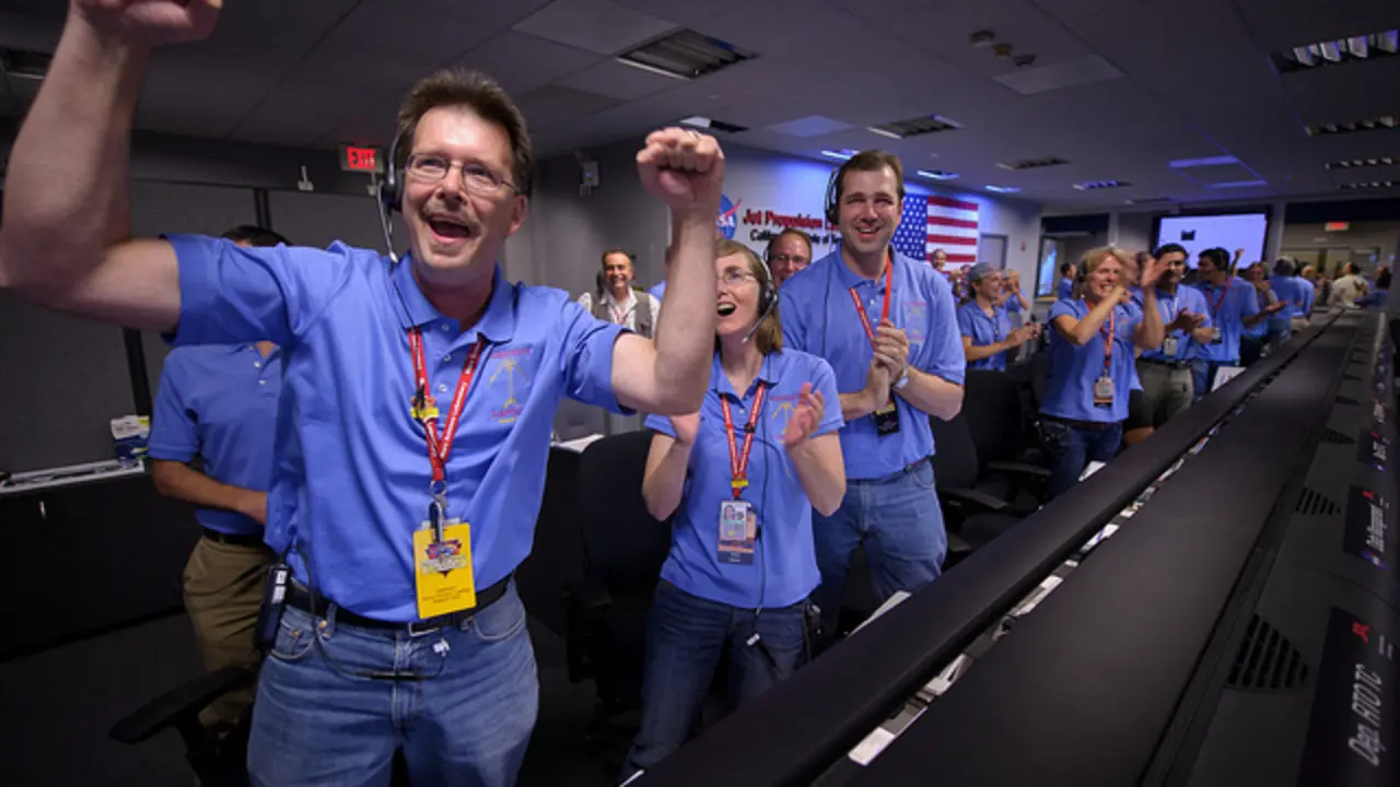  Trabajadores de la NASA celebrando el &eacute;xito de una misi&oacute;n - NASA 