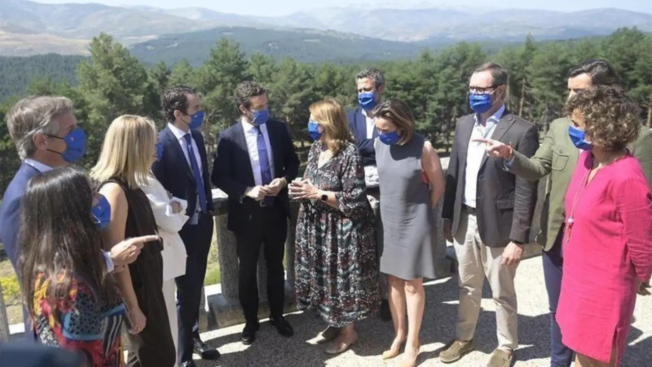  El l&iacute;der del PP, Pablo Casado, con casi todos los miembros del Comit&eacute; de Direcci&oacute;n del PP, durante la Junta Directiva Nacional del partido en la sierra de Gredos. En &Aacute;vila, 21 de julio de 2021. - Gustavo Serrano - Europa Press 