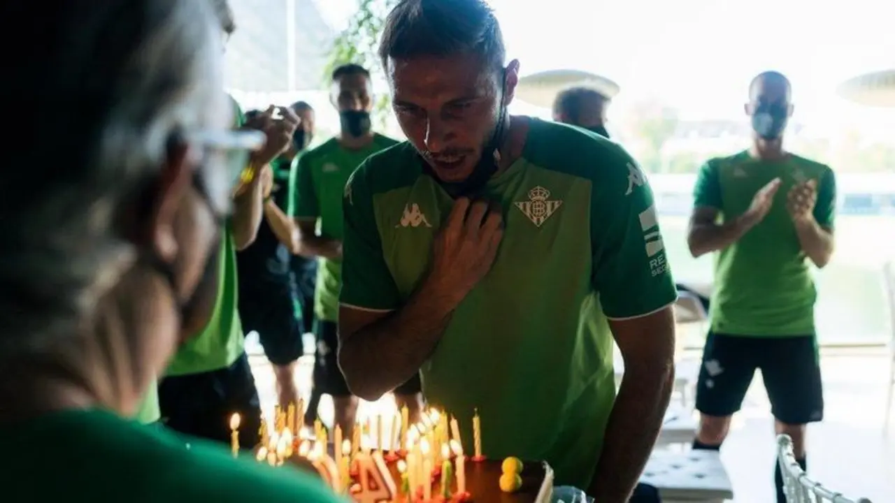  El capit&aacute;n verdiblanco, Joaqu&iacute;n S&aacute;nchez, soplando las velas con el equipo por su 40 cumplea&ntilde;os - Instagram - @realbetisbalompie 