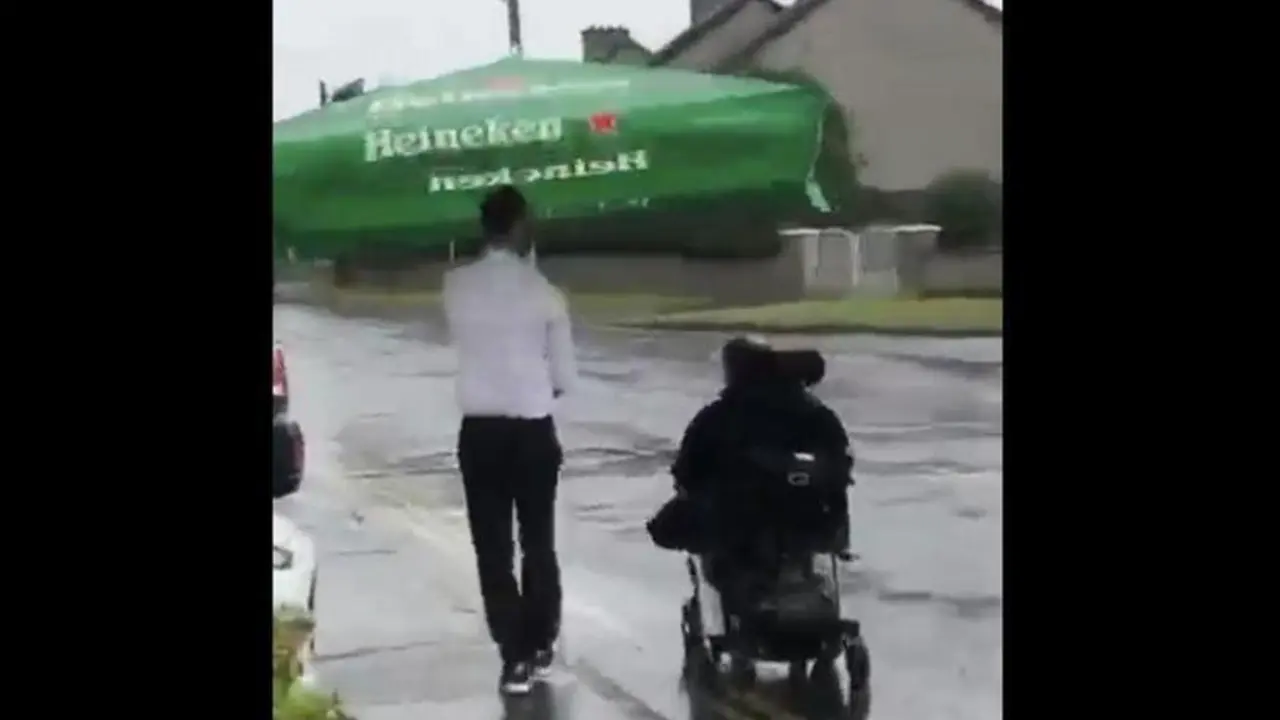  Captura del v&iacute;deo del emotivo momento: Frankie acompa&ntilde;ando a casa al cliente con discapacidad - Facebook - The Pines Bar Cafe 