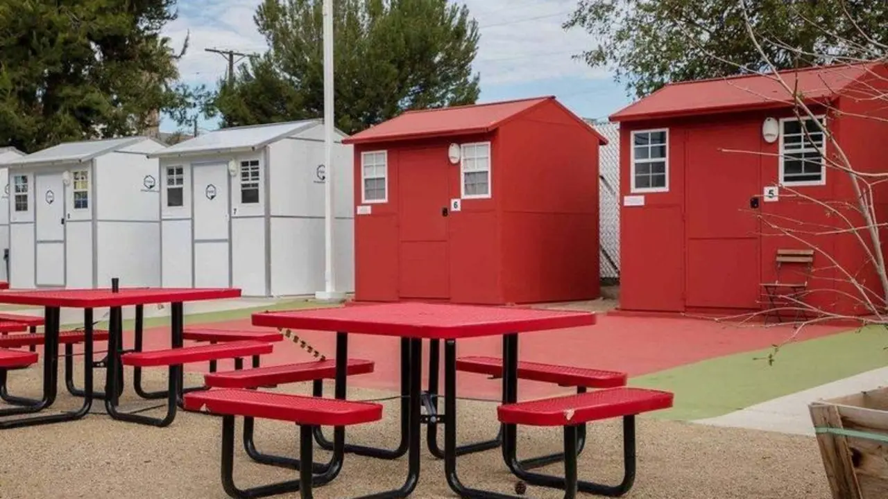  Uno de los pueblos de microcasas en Los &Aacute;ngeles - Facebook - Capital & Main 