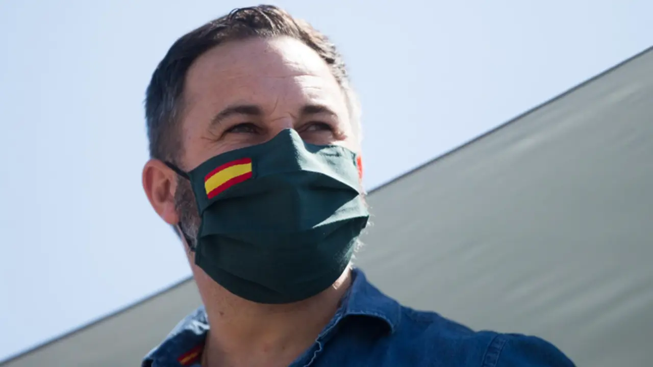  Archivo - El presidente de Vox, Santiago Abascal, montado en un autob&uacute;s durante la congregaci&oacute;n de coches y motos, con pancartas y banderas de Espa&ntilde;a, por las calles de la capital en la manifestaci&oacute;n de Vox para pedir la dimisi&oacute;n del Gobierno de Pedro S&aacute;n - Joaquin Corchero - Europa Press - Archivo 