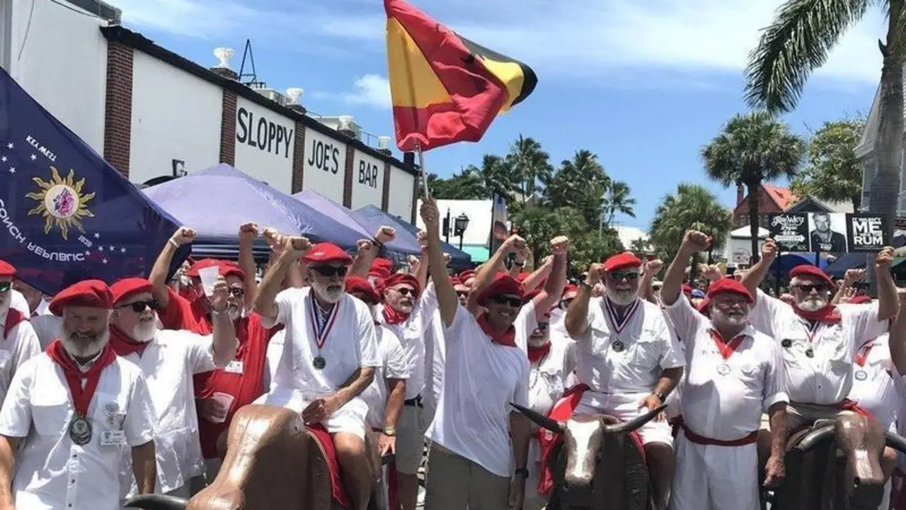  Celebraci&oacute;n homenaje a Hemingway y a los Sanfermines en las calles de Key West, Florida - Twitter - @SloppyJoesBarKW 