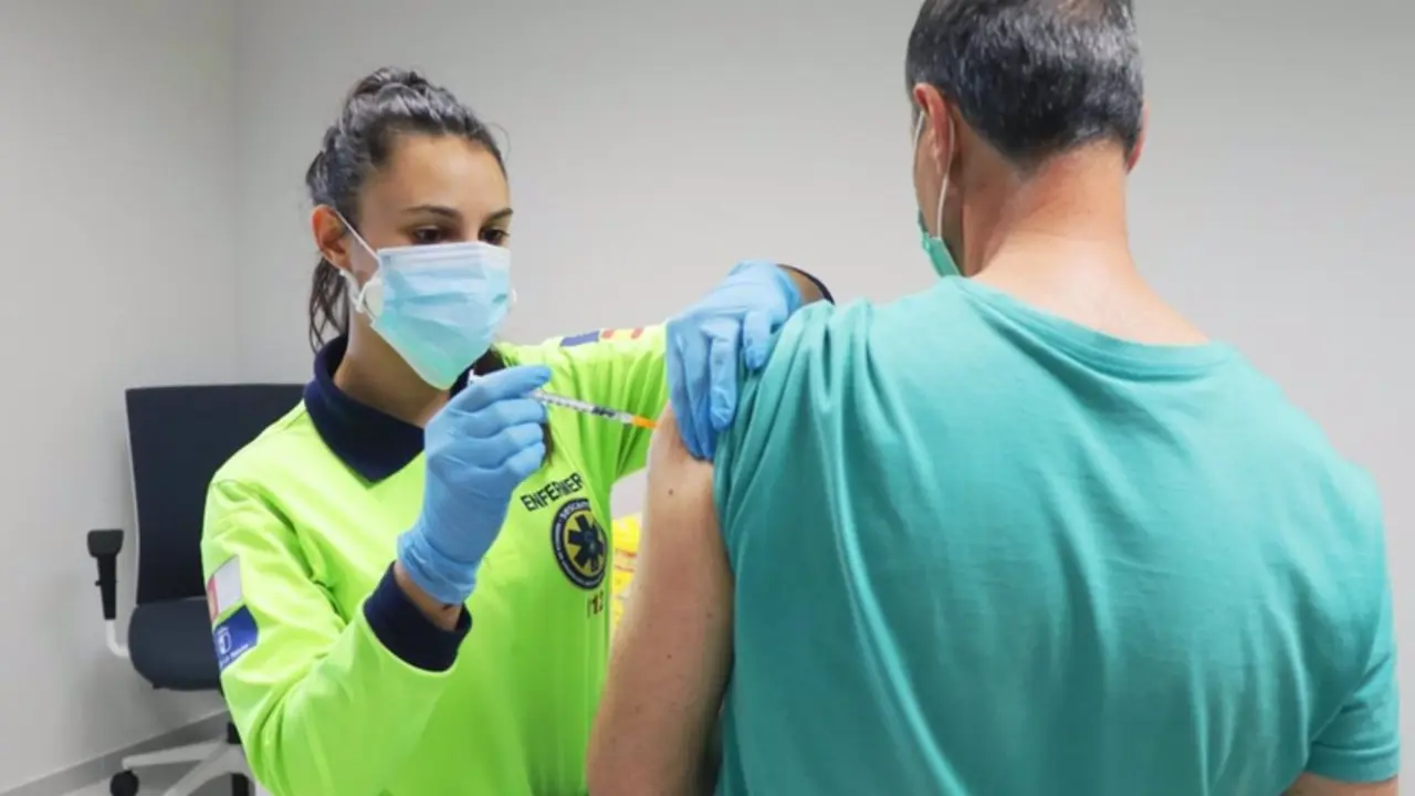  Una profesional sanitaria administrando una vacuna contra el COVID-19 a un castellanomanchego - JCCM 